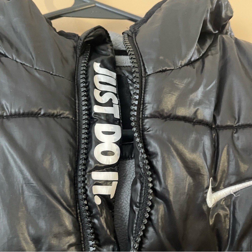 Nike Kids Black Puffer Jacket 5 Medium - Picture 8 of 10